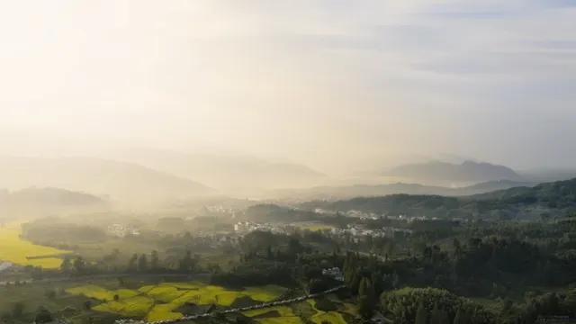 雾霭笼村之晨